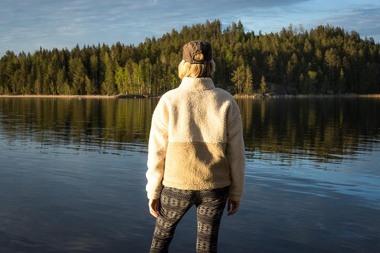 Polaire sans manche Protest PRTFriz au bord du lac Saimaa en Finlande Polaire sans manche Protest PRTFriz au bord du lac Saimaa en Finlande
