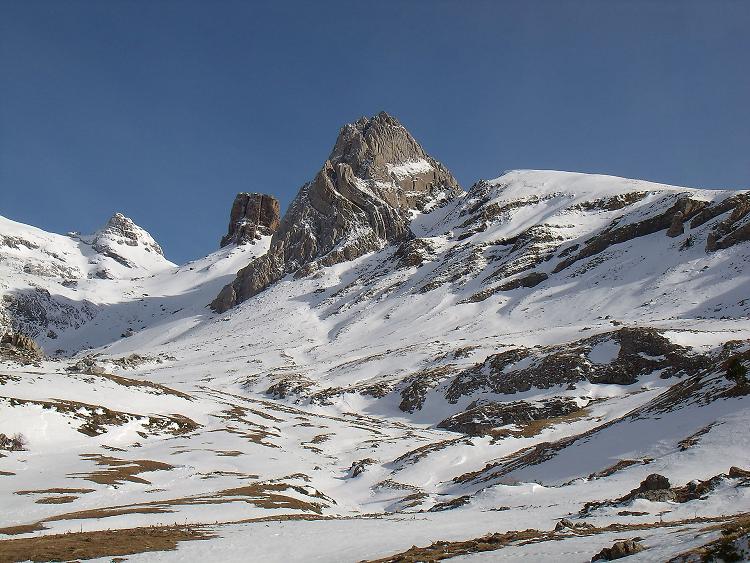 Vallée d'Aisa, au premier plan le Mallo de Rigüelo, derrière les Lecherines et le pic de la gorge de Borau Vallée d'Aisa, au premier plan le Mallo de Rigüelo, derrière les Lecherines et le pic de la gorge de Borau