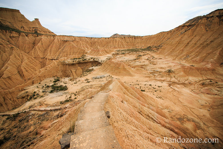 L'escalier et le plateau à traverser