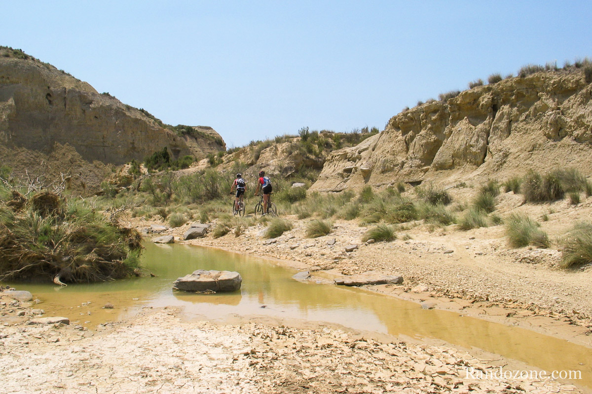 VTT dans le désert des Bardenas en Espagne