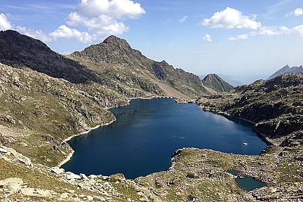 Randonnée au col d'Artouste : lacs turquoises et pins à crochets au coeur du Parc National des Pyrénées Actualité : Randonnée au col d'Artouste : lacs turquoises et pins à crochets au coeur du Parc National des Pyrénées