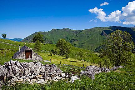 Détente et nature en vallée d’Ossau : Explorez la montagne verte et ses granges Actualité : Détente et nature en vallée d’Ossau : Explorez la montagne verte et ses granges