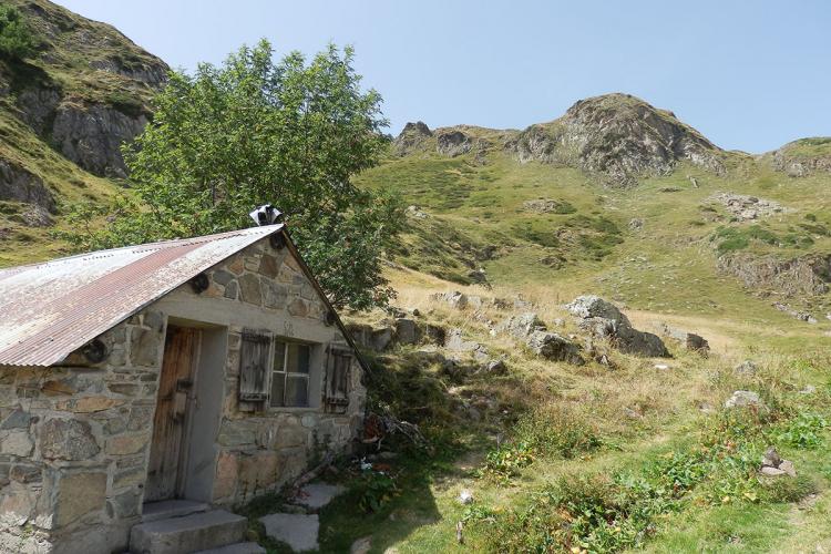 La Cabane de Chérue depuis le lac de Fabrèges