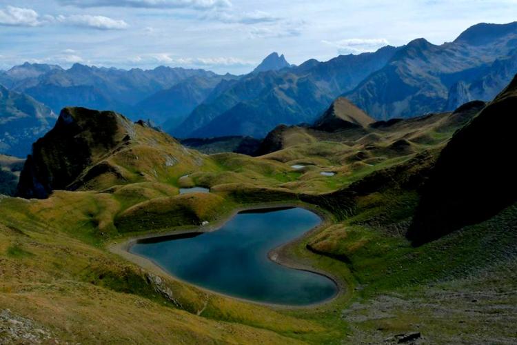 La cabane Laiterine et les lacs du Montagnon