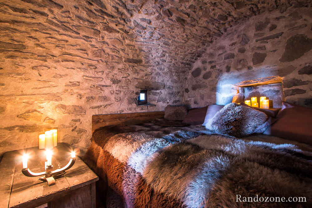 La chambre avec la voute en pierres