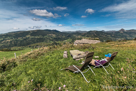 Chaises longues au dessus du buron