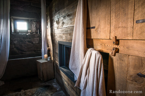 Chemine dans la salle de bain