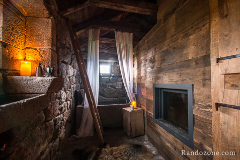 Salle de bain avec la mme chemine