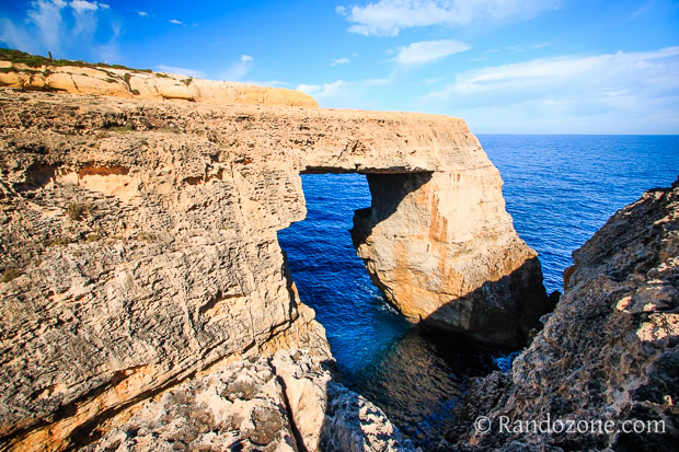 Superbe arche creuse par le vent et la mer