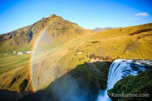 En haut de la cascade de Skogafoss