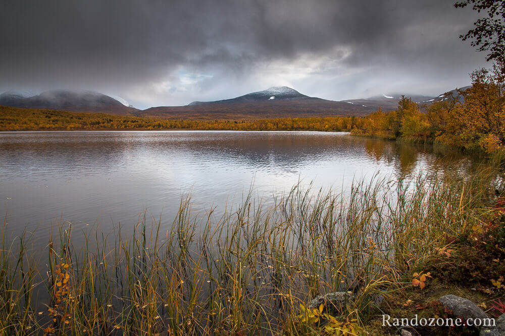 Lac Vuolip Njhkajavri dans le parc d'Abisko en Sude