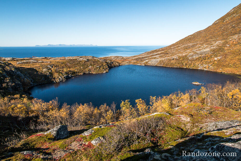 Superbe lac pendant la randonne au Sjursviktinden