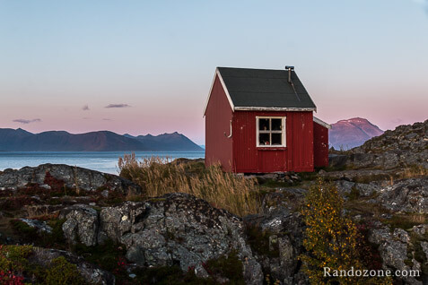 Petit refuge  ct du phare de Lyngstuva