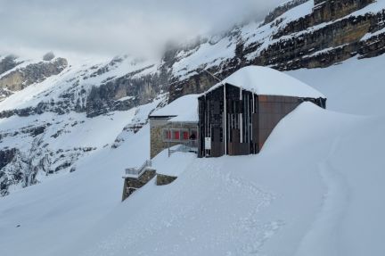 Refuge des Sarradets sous la neige en mai 2025