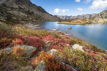 Couleurs d'automne au dessus du lac Blanc dans le massif du Néouvielle