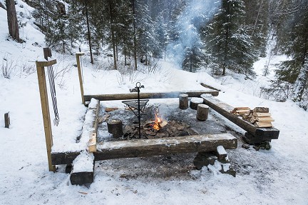 Tout est prvu  ct du refuge pour faire du feu