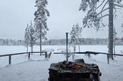 Nouvelle randonn&eacute;e dans la neige en Finlande vers un abri avec feu