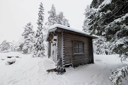 Cabane du jour apr&egrave;s une randonn&eacute;e dans la neige fraichement tomb&eacute;e