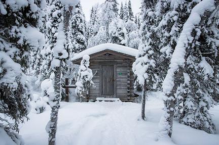Cabane sous la neige en Finlande