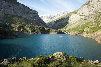 Lac des Gloriettes bien rempli fin mai 2026