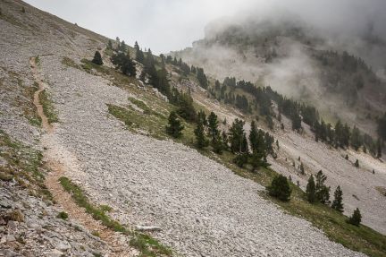 Le sentier traverse des éboulis mais aucune difficulté