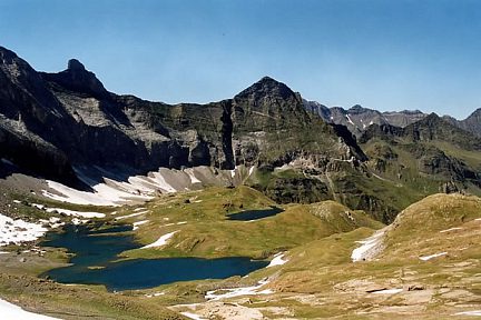 Lac de Barroude et sommets alentours.