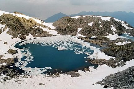 Lacs bleus depuis le glacier de Maniportet