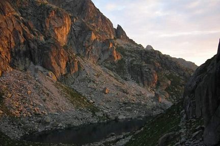 Un des lacs de Batcrabère au petit matin