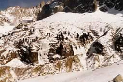 Les Drus avec la cascade de glace du Torrent des Drus