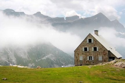 Refuge des Espuguettes face à la muraille de Gavarnie