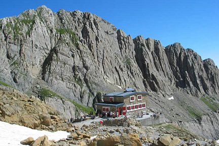 Refuge et pic des Sarradets depuis le Casque du Marboré