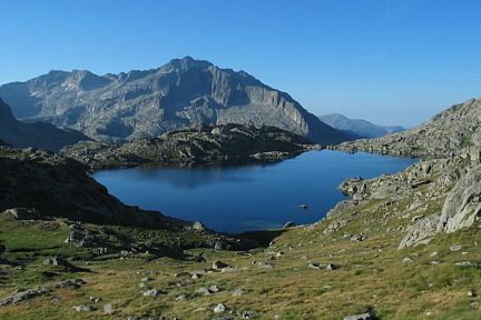 Lac Tort dans les Encantats depuis le col d'Oelhacrestada