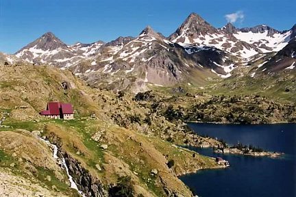 Refuge de Respumoso au bord du lac