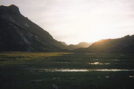 Bivouac sur un plat herbeux en montant au Visaurin