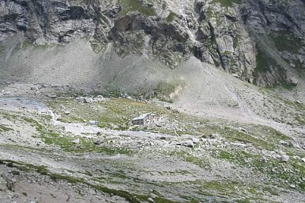 Refuge du châtelleret vu depuis le chemin menant au glacier de Gaudolière