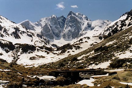 Vue sur le Vignemale peu après le lac de Gaube.