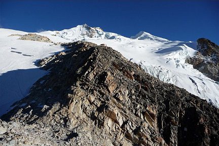 De retour au refuge d'altitude, vue sur le sommet au loin caché