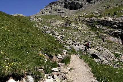 Sentier de randonnée et derrière le Lac de l'Eychauda