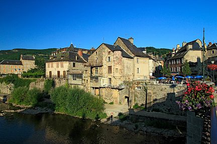 Saint-Geniez-d'Olt en Aveyron au coucher du soleil