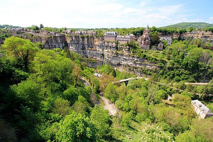 Point de vue sur le trou de Bozouls et son village