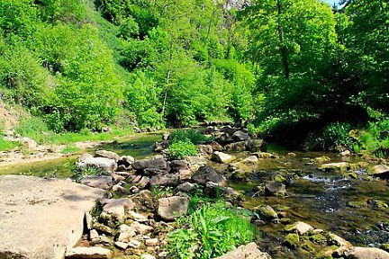 Torrent calme dans le trou de Bozouls