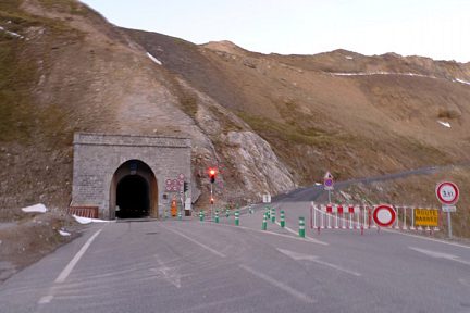Tunnel du Galibier le soir, route fermée au dessus à cause de la neige