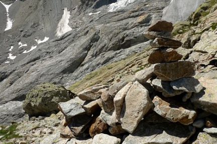 Cairn et Glacier Blanc derrière, randonnée dans les Alpes