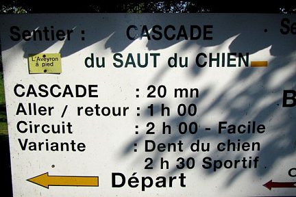 Randonnée à la Cascade du Saut du Chien: panneau de départ