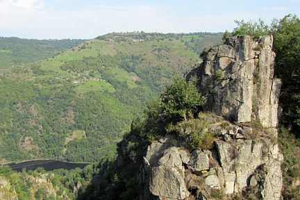 Rocher du Saut du chien, en face de la Cascade du Saut du Chien, Viadène