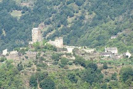 Village vu depuis la promontoire numéro 1, en face de la Cascade du Saut du Chien, de l'autre côté du Lot