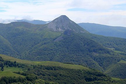 Le Puy Griou vu depuis le col du Pas de Peyrol
