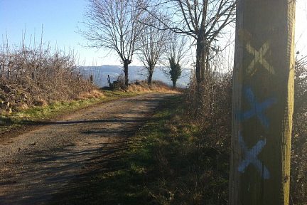 PR balisage jaune, randonnée qui tourne à droite, ici ce n'est pas la bonne direction