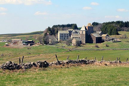 Village d'Aubrac et sa dômerie