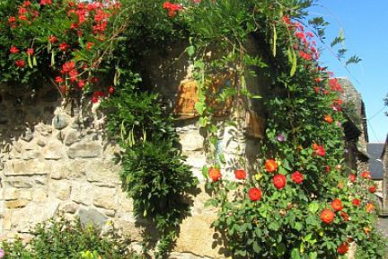 Village très fleuri de Sainte Eulalie d'Olt